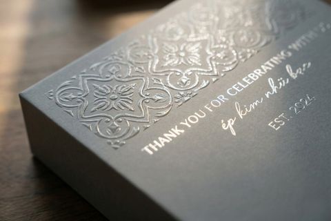 Sự kết hợp hoàn hảo giữa kỹ thuật phủ UV định hình và ép kim nhũ bạc khi gia công hộp cao cấp.