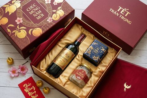 Khay định hình lót lụa sang trọng bảo vệ vật phẩm bên trong hộp quà tết cao cấp.