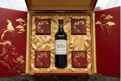 Khay định hình lót lụa sang trọng bảo vệ bánh và rượu vang bên trong hộp trung thu quà tặng.