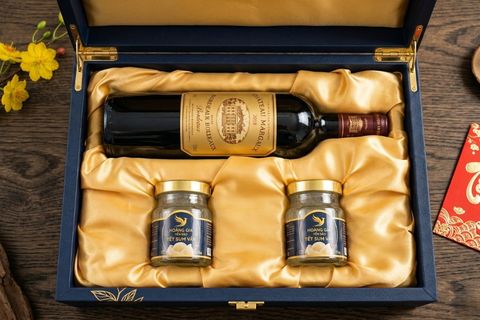 Khay định hình lót lụa sang trọng bảo vệ vật phẩm bên trong hộp quà tết cho đối tác.