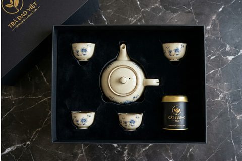 Chi tiết góc cạnh vuông vức và gia công ép kim sắc nét trên bề mặt hộp quà cứng.