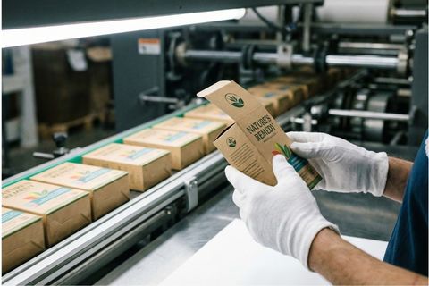 Quy trình kiểm tra chất lượng nghiêm ngặt trên dây chuyền tự động khi in bao bì sản phẩm.