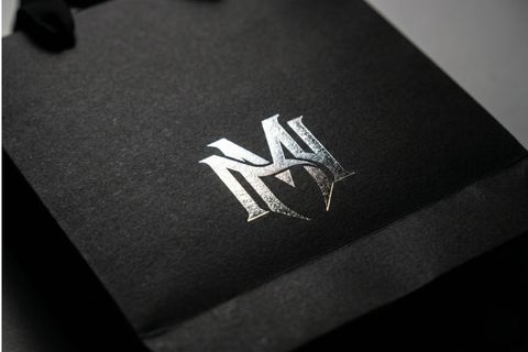 Kỹ thuật ép kim logo sắc nét tôn vinh nhận diện thương hiệu trên bề mặt túi giấy doanh nghiệp.