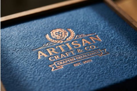 Kỹ thuật ép kim sắc nét làm nổi bật giá trị thương hiệu trên bao bì hộp quà tết in logo.