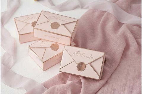 Các kỹ thuật gia công ép kim và phủ UV bóng tinh xảo trong quy trình in hộp giấy ivory.