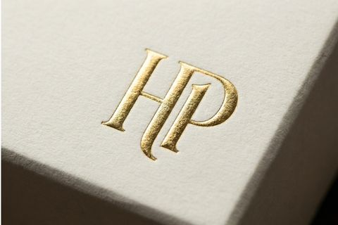 Chi tiết kỹ thuật ép kim và thúc nổi logo sản phẩm trong gói dịch vụ in ấn trọn gói tại HomePrint.