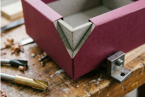 Chi tiết kỹ thuật phay rãnh V tạo góc vuông 90 độ trong quy trình gia công hộp cao cấp.