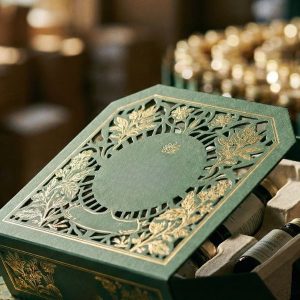 Mẫu hộp giấy cao cấp sắc nét được gia công từ dịch vụ in số lượng lớn theo yêu cầu.