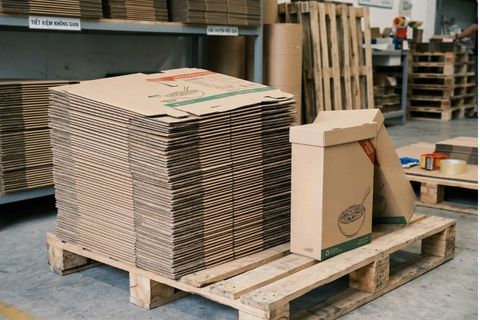 Hướng dẫn phân biệt hộp cứng và hộp mềm: Hộp giấy mềm có khả năng xếp phẳng hoàn toàn giúp tiết kiệm tối đa không gian lưu kho.