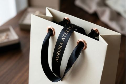 Chi tiết chất liệu giấy mỹ thuật sần và gia công ép kim sắc nét khi in túi giấy showroom.