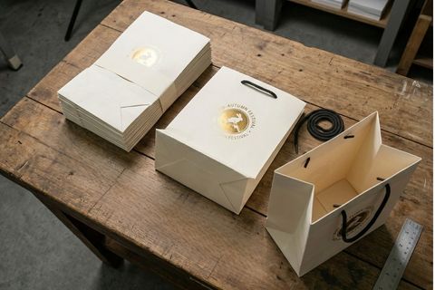 Quy cách đóng gói trải phẳng gọn gàng giúp tiết kiệm không gian lưu kho khi in túi giấy số lượng lớn.