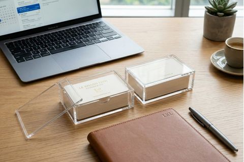Quy cách đóng hộp mica trong suốt gọn gàng và chuyên nghiệp của dịch vụ in danh thiếp.