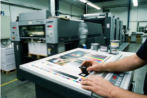 Quy trình sản xuất và kiểm soát chất lượng nghiêm ngặt trong gói in ấn trọn gói.