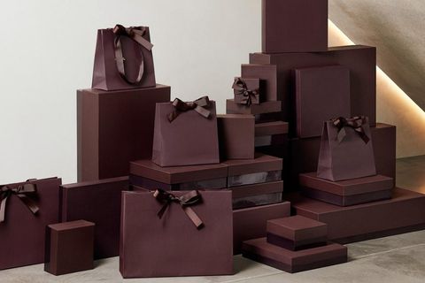 Hệ thống bao bì túi giấy và hộp giấy được sản xuất đồng bộ theo quy trình in ấn trọn gói.