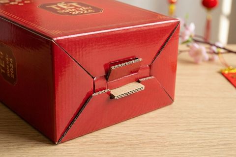 Cấu trúc carton sóng bồi cứng cáp và đáy khóa chắc chắn khi sản xuất hộp quà tết cho nhân viên.