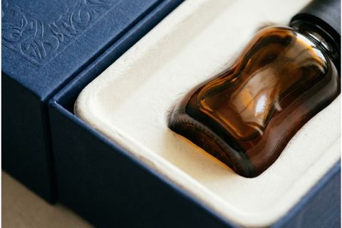 Thiết kế khay định hình ôm sát sản phẩm chuẩn xác trong dịch vụ in hộp giấy theo yêu cầu.