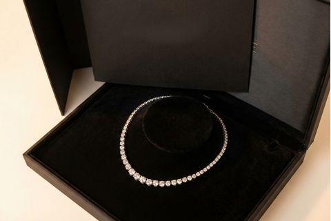 Chi tiết gia công ép kim và dập chìm sắc sảo trên bề mặt bao bì giấy cao cấp