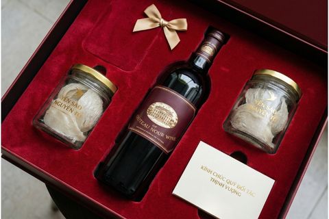 Thiết kế khay lót nhung bảo vệ vật phẩm cao cấp bên trong hộp quà tết cho khách hàng VIP.