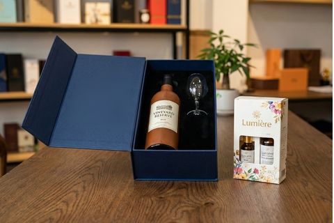 Chuyên gia tư vấn in bao bì hướng dẫn lựa chọn giữa hộp cứng bồi carton chịu lực tốt và hộp giấy mềm tối ưu chi phí.