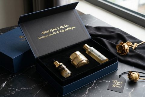 Ứng dụng hộp cứng nam châm lót nhung cao cấp để đựng bộ mỹ phẩm xa xỉ.