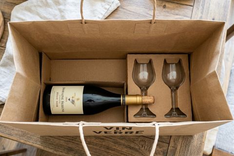 Bảo vệ an toàn cho sản phẩm dễ vỡ là công dụng của túi giấy vô cùng quan trọng