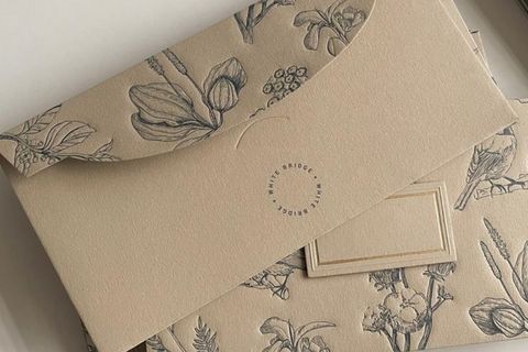 Mẫu in phong bì dập nổi sang trọng 