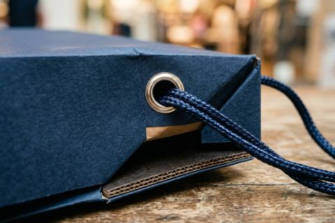 Cấu trúc quai xách và lót đáy cứng khi làm túi giấy đựng quà