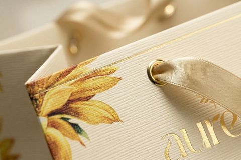 Chất liệu giấy mỹ thuật và gia công sắc nét trên túi giấy in