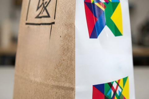 chất liệu giấy đanh cứng và mực in sắc nét của dịch vụ in túi giấy nhanh