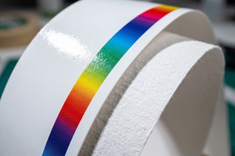 Bề mặt tráng phủ láng mịn và khả năng bám mực xuất sắc của chất liệu giấy ivory