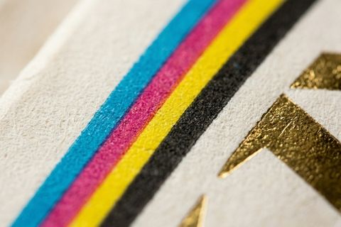 chi tiết độ bám mực và ép kim tinh xảo khi in túi giấy kraft trắn