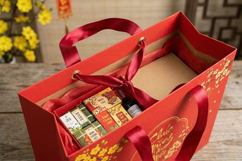 Cấu trúc lót đáy cứng và quai xách chịu lực của túi đựng quà Tết