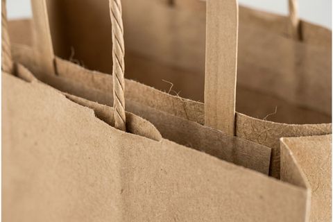 chi tiết hệ thống quai xách bền bỉ của túi kraft có quai