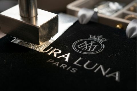 công nghệ gia công ép kim và dập nổi khi in túi giấy đựng quà