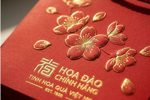 Chi tiết gia công ép kim nhũ vàng và dập nổi trên túi đựng quà Tết