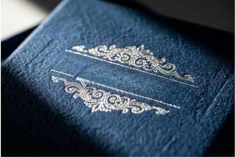 Kỹ thuật gia công ép kim nhũ và dập nổi tinh xảo tại công ty in túi giấy cao cấp