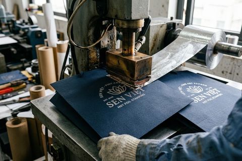 Kỹ thuật gia công ép kim nhũ và dập nổi 3D tinh xảo trên bề mặt bao túi giấy