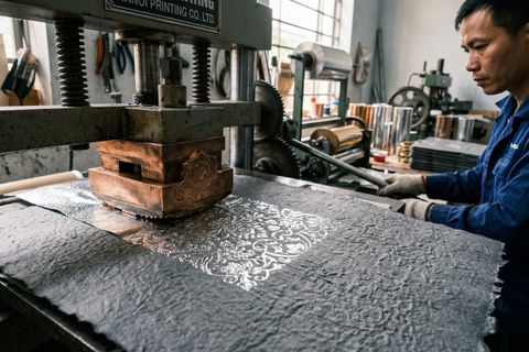 Kỹ thuật gia công ép kim nhũ và dập nổi tinh xảo trên bề mặt bì giấy đựng quà