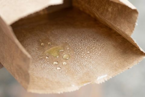 Lớp màng sinh học chống thấm dầu mỡ bên trong túi giấy kraft đựng thực phẩm