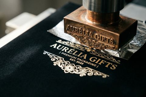 Công nghệ gia công ép kim nhũ và cán màng nhung trên túi xách giấy đựng quà