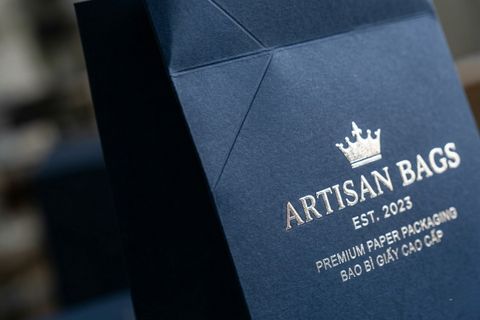 Thành phẩm túi giấy cao cấp ứng dụng công nghệ in túi giấy ép kim, dập nổi 3D sắc xảo không nứt gãy