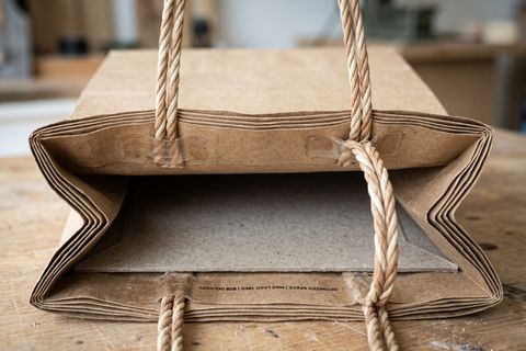 Chi tiết nẹp miệng gia cố và quai xoắn giấy siêu chịu lực của túi giấy giao hàng chịu tải nặng.