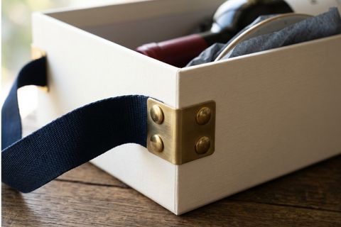 Sự vừa vặn tuyệt đối giữa hộp và túi đựng quà khi đặt làm trọn gói. 