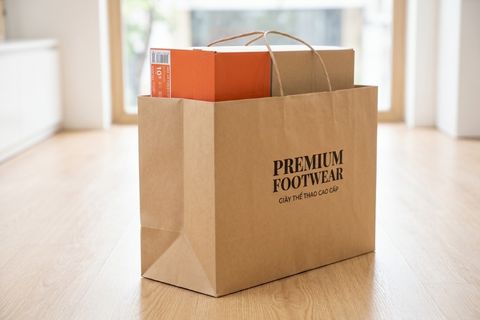 Thiết kế đáy vuông rộng rãi vững chãi của dự án in túi giấy cho shop thời trang.