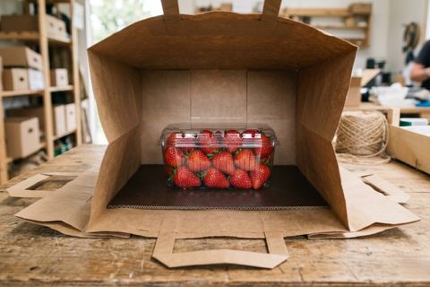 Hệ thống quai xách siêu chịu lực của túi giấy đựng hoa quả.