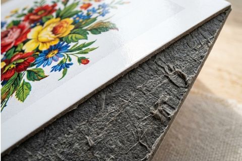 Cận cảnh cấu trúc hai mặt và lớp màng polymer bảo vệ của vật liệu sản xuất túi giấy duplex.