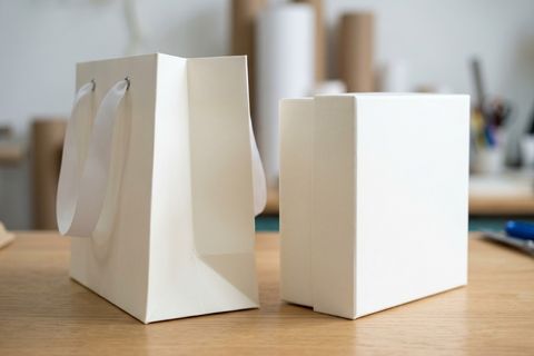 Chất liệu giấy Ivory đanh cứng dùng in túi giấy hộp giấy cao cấp.