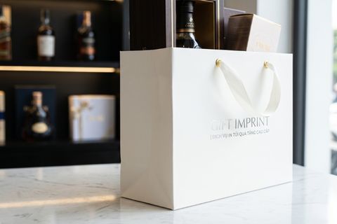 Bề mặt giấy Ivory trắng mịn đanh cứng dùng in túi xách giấy đựng quà tặng.