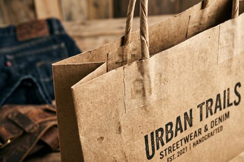 Túi giấy Kraft mộc mạc và siêu dai dành cho shop quần áo.