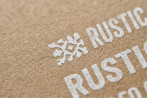 Cận cảnh bề mặt giấy sau khi thực hiện in màu trên giấy kraft. 